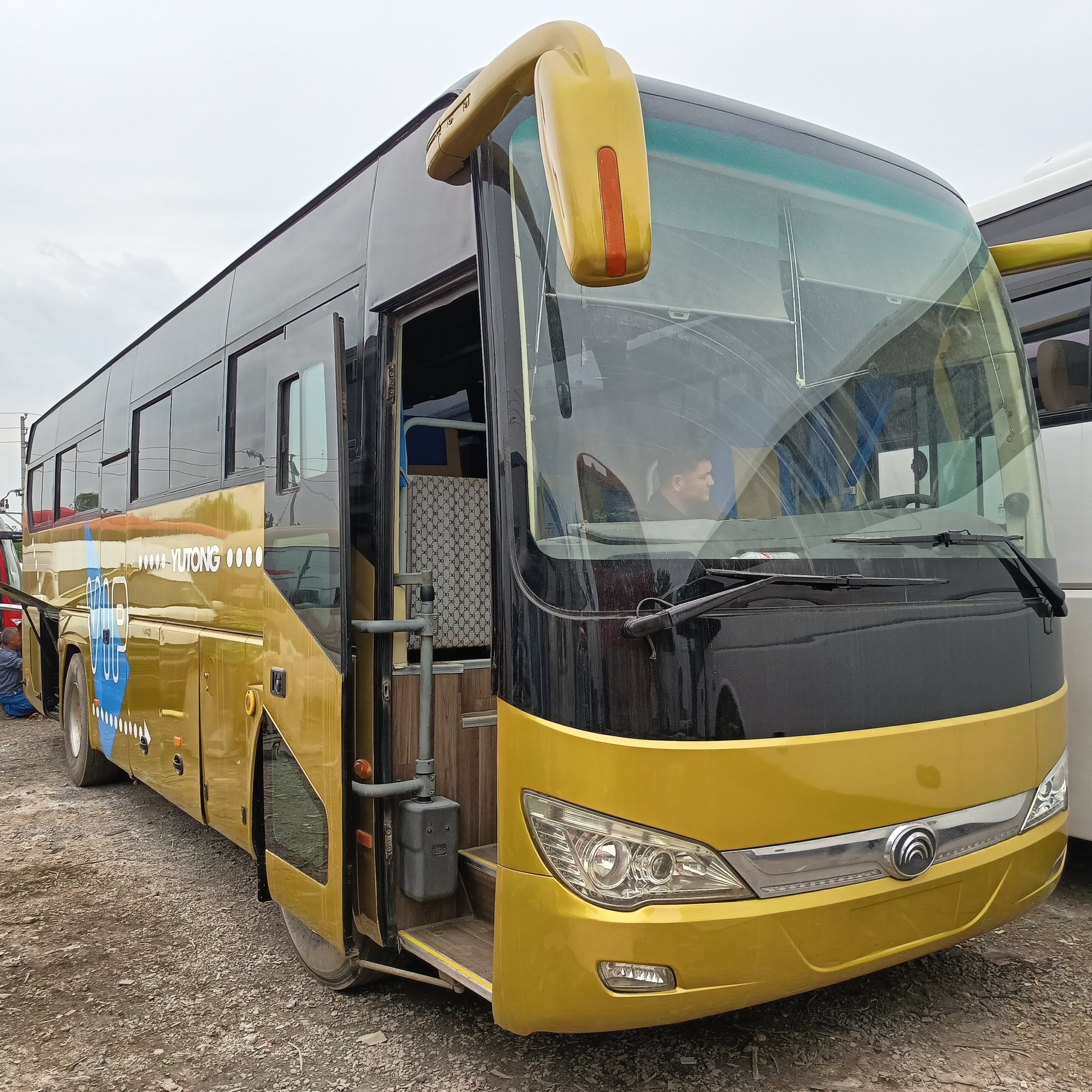 FREE SHIPPING Yutong ZK6109 Used CNG Bus With 24-48 Seats 100km/h Max Speed and 209kw Engine Power